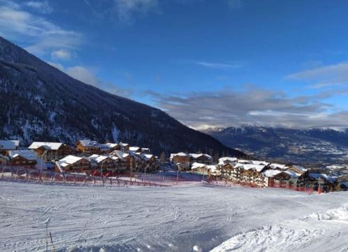 Photo de la galerie de l'établissement Appartement Les Orres 1800 au pied des pistes, à Le Mélézet