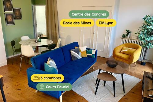 - un salon avec un canapé bleu et une table dans l'établissement Appartement calme et bien décoré, cours Fauriel, à Saint-Étienne