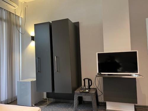 TV a/nebo společenská místnost v ubytování KENT hotel & Restaurant KENT beach