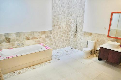 Private 3- bedroom Villa with pool. في كوتا: حمام مع حوض ومرحاض ومغسلة