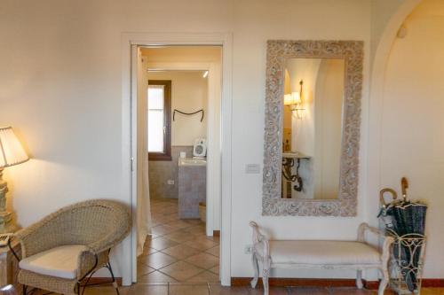 um corredor com duas cadeiras e um espelho em Lugana Resort & Sporting Club - Sermana Village em Peschiera del Garda