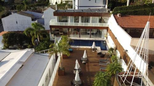 uma vista aérea de um edifício com piscina em Mansão Casa Blanca em São Roque c/ 5 vagas garagem em São Roque