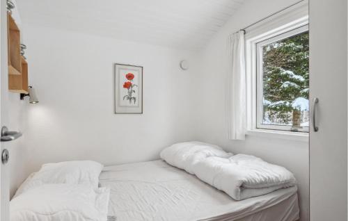 een witte kamer met een bed en een raam bij Nice Home In Brovst With Jacuzzi in Brovst