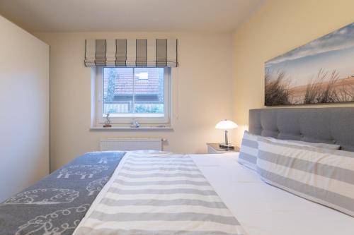 Un dormitorio con una cama grande y una ventana. en Seute Deern, en Olsdorf