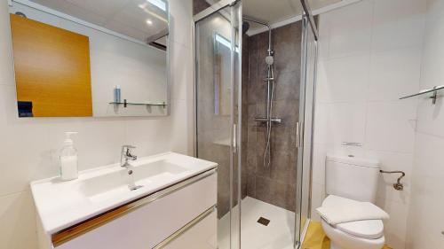 ein Badezimmer mit Toilette, Waschbecken und Dusche in der Unterkunft Casa Espliego V-A Murcia Holiday Rentals Property in Torre-Pacheco