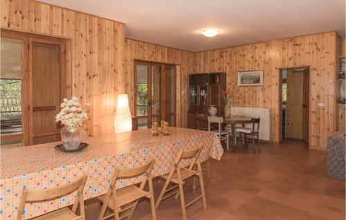 a dining room with a table and chairs at Awesome Home In Cerqueto Di Civitella in Cornacchiano