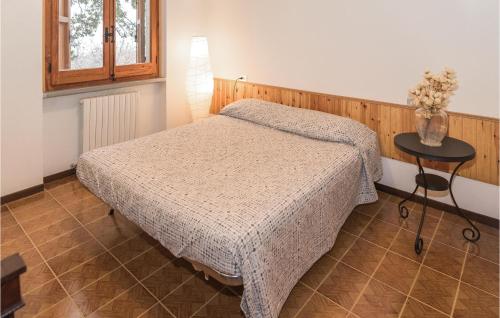 - une chambre avec 2 lits et une table ornée d'un vase de fleurs dans l'établissement Beautiful Home In Cerqueto Di Civitella With Kitchen, 