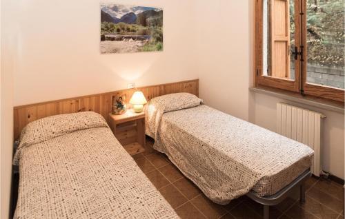 1 dormitorio con 2 camas y ventana en Beautiful Home In Cerqueto Di Civitella With Kitchen, 