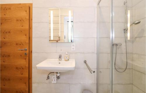 uma casa de banho com um lavatório e um chuveiro em Beautiful Home In Maria Elend With 3 Bedrooms, Wifi And Sauna em Maria Elend