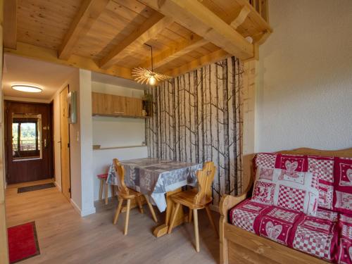 un salon avec une table et un canapé dans l'établissement Duplex rénové à Morillon, proche télécabine, 4 pers, balcon, Wi-Fi, parking - FR-1-642-68, à Morillon