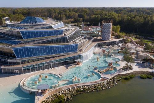uma vista superior de uma piscina num navio de cruzeiro em T2 cosy- gare à pied- Disney-Paris- jardin privatif em Villenoy