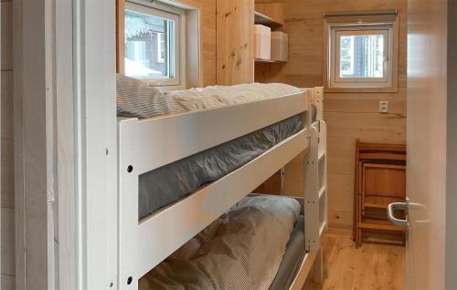 a bedroom with two bunk beds in a tiny house at Sjusjen Pihl 4020 in Sjusjøen