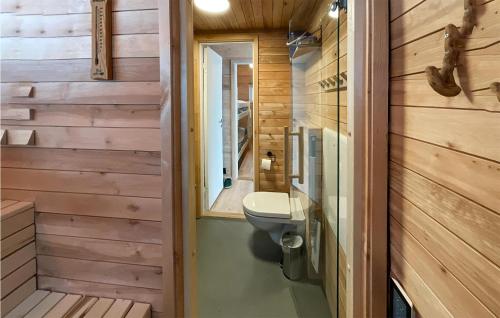 a small bathroom with a toilet and a sink at Sjusjen Pihl 4020 in Sjusjøen