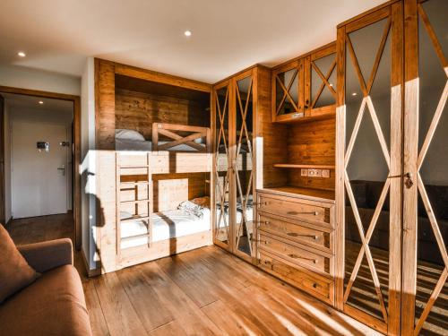 レ・ジェにあるCharmant T2 rénové, pied des pistes - 6 pers. - Centre-ville Les Gets - Balcon sud et garage - FR-1-685-29の二段ベッド2台とソファのある部屋