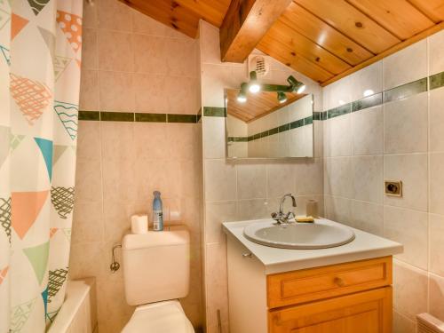 ein Bad mit einem WC und einem Waschbecken in der Unterkunft Appartement Les Gets, 3 pièces, 6 personnes - FR-1-685-35 in Les Gets