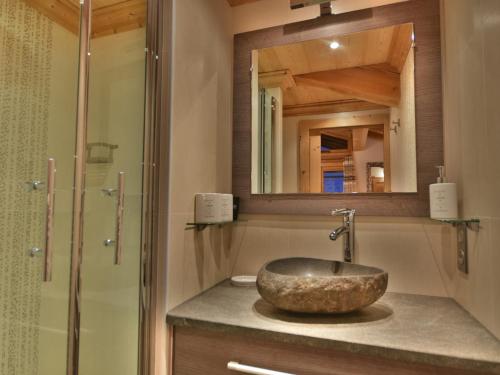 a bathroom with a sink and a mirror at Superbe T6 au centre des Gets - 10 pers, 5 ch, parking, wifi, linge inclus - FR-1-685-7 in Les Gets