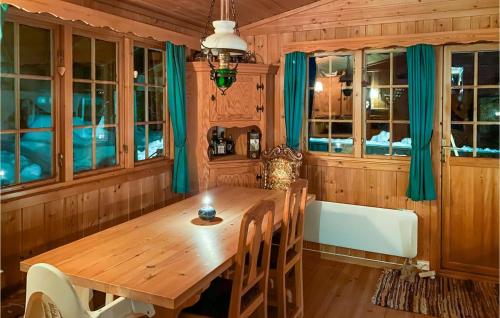 comedor con mesa de madera y sillas en Stunning Home In Aurdal With House A Mountain View en Aurdal