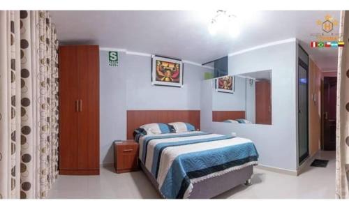 una camera con un letto e una coperta blu di HOTEL TERRA ad Ayacucho