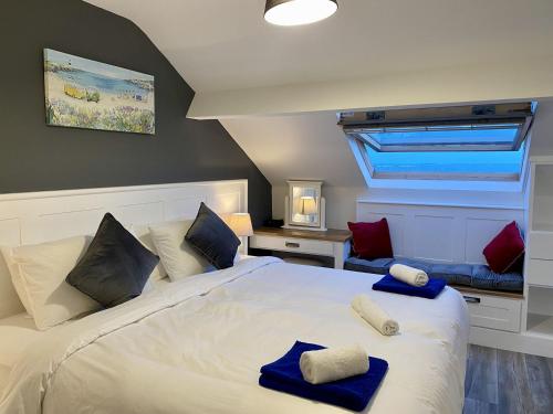 1 dormitorio con 1 cama con 2 almohadas en Cottage 437 - Ballyconneely, en Ballyconneely