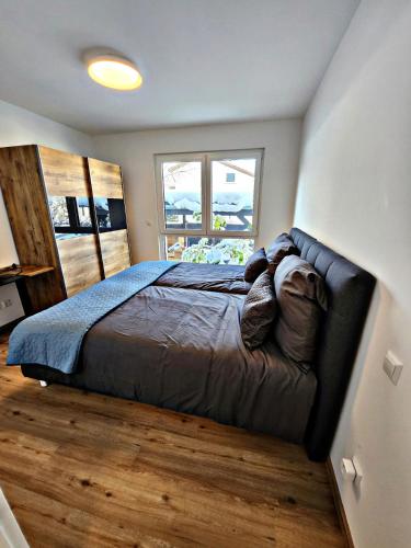1 dormitorio con 1 cama grande en una habitación en Lions Place Premium Apartments COMFORT optionaler Zugang zum SPA- Bereich, en Heidenheim an der Brenz