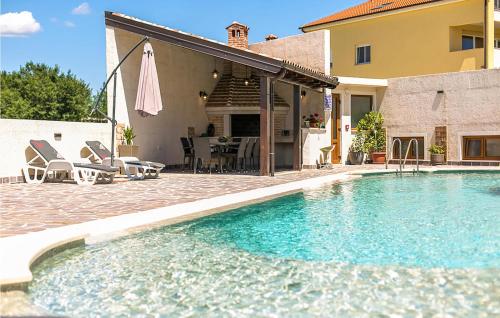 Beach Front Apartment In Pula With Swimming Pool