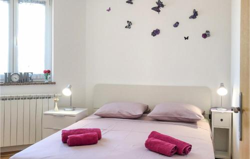 um quarto com uma cama com duas almofadas cor-de-rosa em Amazing Apartment In Pula With Outdoor Swimming Pool em Pula