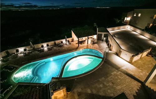 Beach Front Apartment In Pula With Swimming Pool