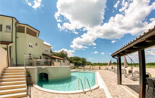 Beach Front Apartment In Pula With Swimming Pool