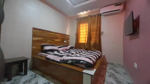 Cama ou camas em um quarto em Eniks international Hotel