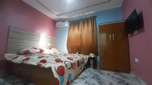 Cama ou camas em um quarto em Eniks international Hotel