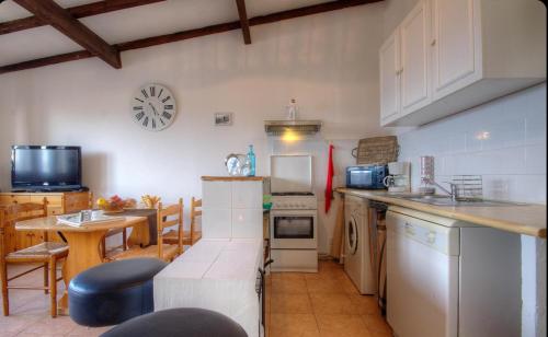 cocina y comedor con mesa y barra en Gîtes et Astrotourisme en Corse, en Erbajolo