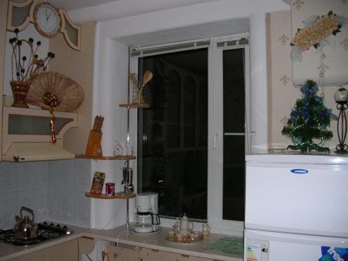 een keuken met een witte koelkast en een kerstboom bij Apartments Arhitektora Artynova in Vinnytsya