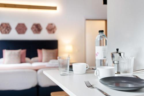 a table with a bottle of wine and a bed at Casa Lomo el Aire Aceviño in Tegueste