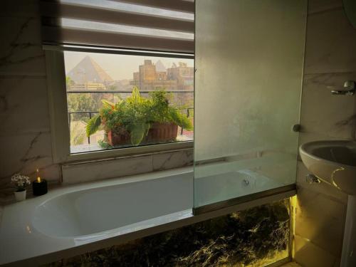 La salle de bains est pourvue d'une baignoire et d'une fenêtre. dans l'établissement The Museum Boutique, au Caire