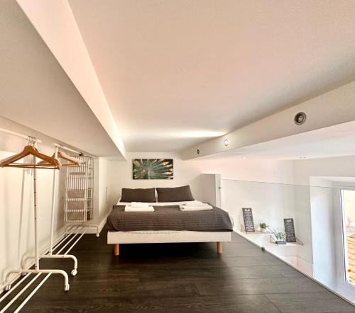 une chambre avec un grand lit dans une pièce dans l'établissement Sweet Loft centre ville de Menton, à Menton