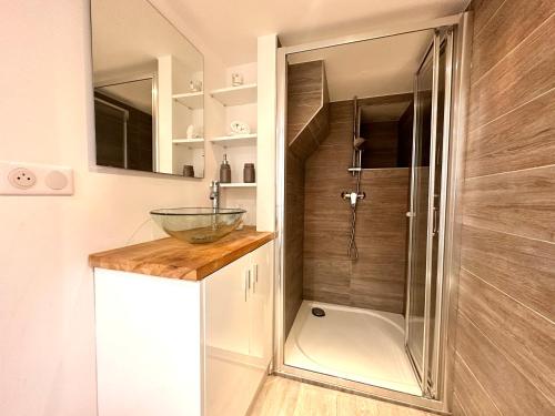 La salle de bains est pourvue d'une cabine de douche en verre. dans l'établissement Sweet Loft centre ville de Menton, à Menton