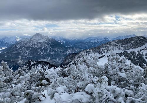 Pemandangan gunung umum atau pemandangan gunung yang diambil dari apartmen
