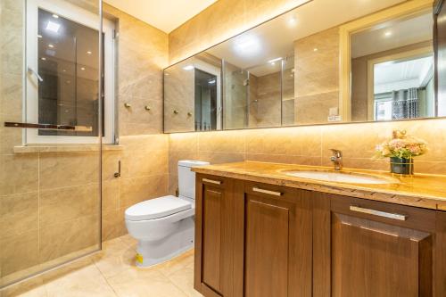 a bathroom with a toilet and a sink and a mirror at Damei Xian -Kunming Road Branch in Xi'an