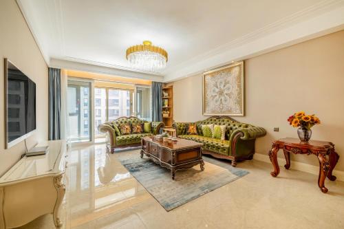 a living room with couches and a table at Damei Xian -Kunming Road Branch in Xi'an