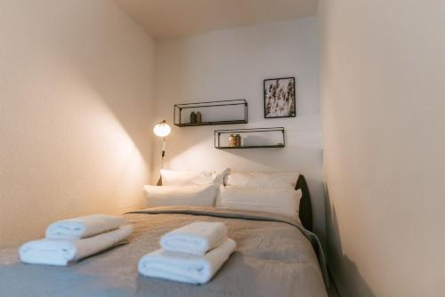 a bedroom with a bed with towels on it at Staylight Cozy Appartement, ruhig und citynah gelegen, Netflix, Premium Ausstattung in Celle
