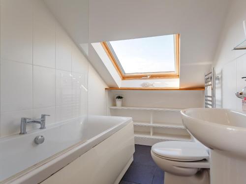 Frithelstock的住宿－3 Bed in Bideford HAVEB，浴室配有盥洗池和天窗。
