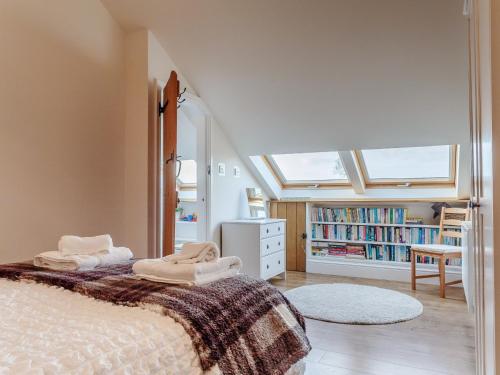 Frithelstock的住宿－3 Bed in Bideford HAVEB，一间卧室设有两张床和书架
