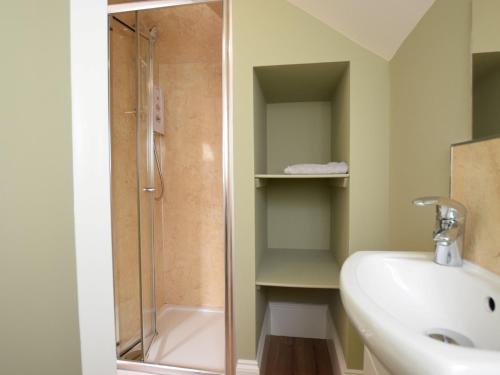 a bathroom with a shower and a sink at 3 bed in Westward Ho HOLMS in Northam