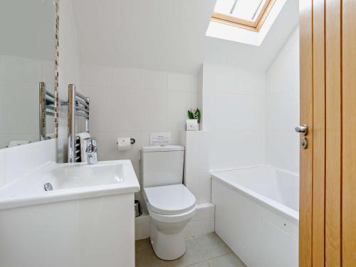 uma casa de banho branca com um WC e um lavatório em 4 Bed in Taunton KIBTR em Trull