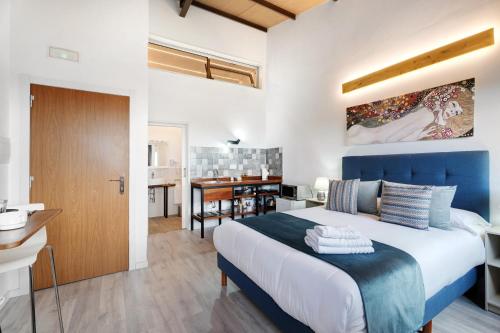 1 dormitorio con cama azul y baño en Casa Lomo el Aire Brezo, en Tegueste