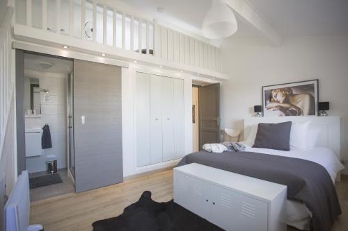 um quarto com uma cama e uma porta de vidro deslizante em Arles Hideaway - Le Duplex des Arènes em Arles
