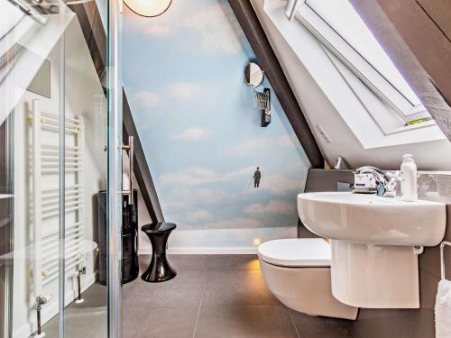 La salle de bains est pourvue d'une lucarne, de toilettes et d'un lavabo. dans l'établissement 1 Bed in Penzance 36563, à Penzance
