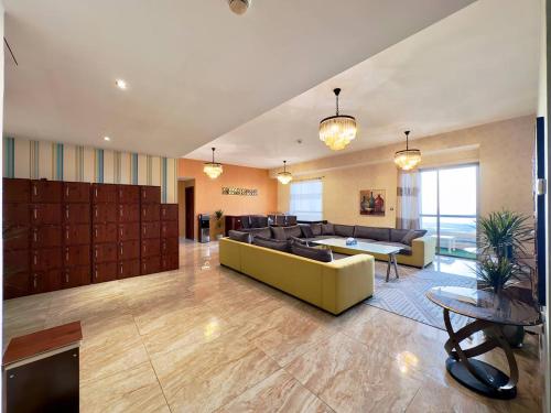 ein Wohnzimmer mit einem Sofa und einem Tisch in der Unterkunft AR Holiday Home JBR 2 in Dubai