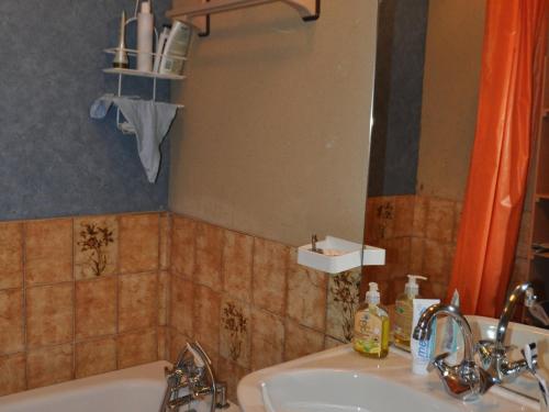 Kúpeľňa v ubytovaní Appart 45m² avec terrasse, parking, proche télésiège et navettes à Châtel - FR-1-693-25