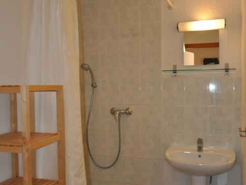 une salle de bain avec douche et lavabo dans l'établissement Charmant appartement avec grande terrasse exposée plein sud et garage! - FR-1-692-26, à La Chapelle-dʼAbondance